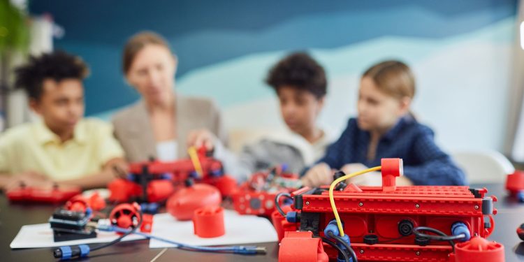 Group of kids working on robotics project, engaging in STEM education.