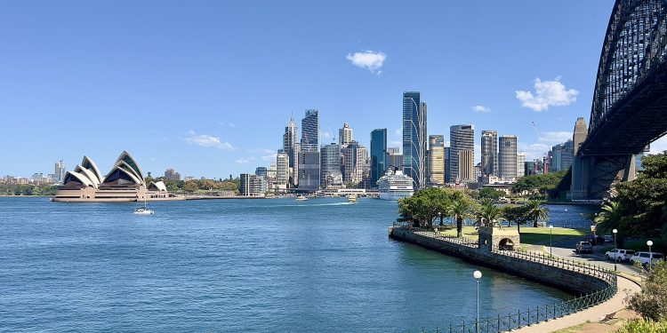 Skyline of Sydney CBD, Sydney Harbour Bridge, 2023.jpg