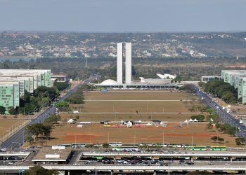 Brasilia Eixo Monumental Nat Congress Ministries from TV Tower.jpg