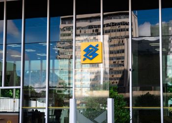 Modern building exterior in Brasília, Brazil, featuring reflective glass and iconic Banco logo.
