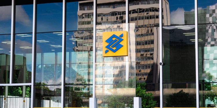 Modern building exterior in Brasília, Brazil, featuring reflective glass and iconic Banco logo.