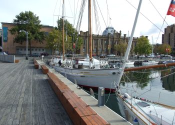 Hobart Tasmania waterfront TMAG 2008.jpg