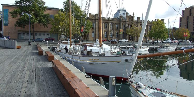 Hobart Tasmania waterfront TMAG 2008.jpg