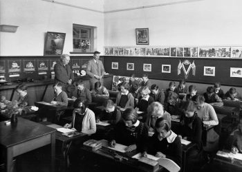 Children in Classroom Tanunda Primary School(GN08910) (cropped).jpg