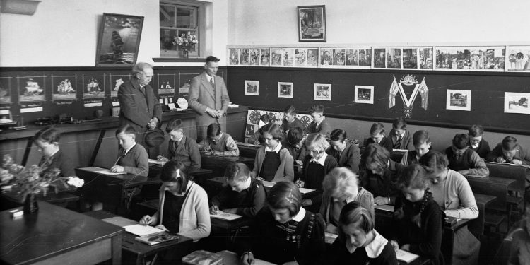 Children in Classroom Tanunda Primary School(GN08910) (cropped).jpg