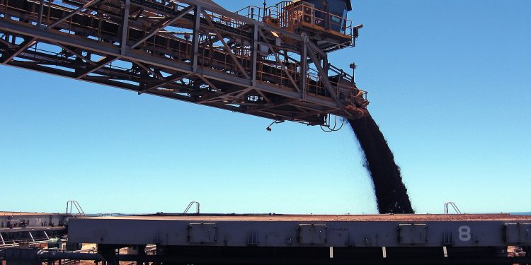 CSIRO ScienceImage 11678 A Rio Tinto iron ore shiploader in operation in the Pilbara.jpg