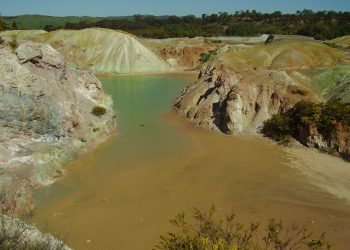 Open pit copper mine-kapunda south australia.JPG