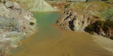Open pit copper mine-kapunda south australia.JPG