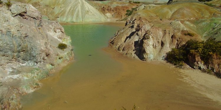 Open pit copper mine-kapunda south australia.JPG