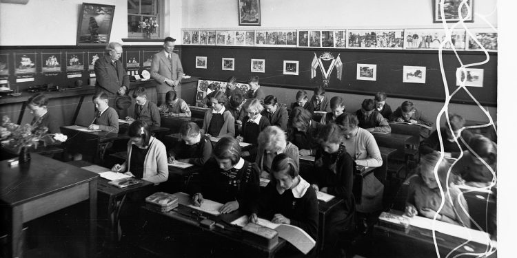 Children in Classroom Tanunda Primary School(GN08910).jpg