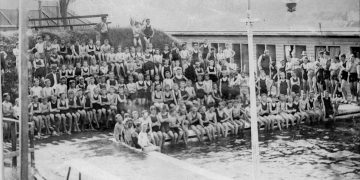 School children at an unidentified public swimming pool Brisbane 1913 (29080963164).jpg