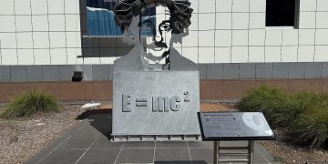Einstein Sculpture, Questacon, January 2026 02.jpg