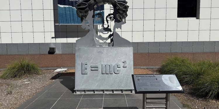 Einstein Sculpture, Questacon, January 2026 02.jpg