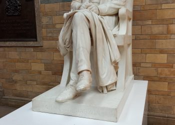 Statue of Charles Darwin 2.jpg