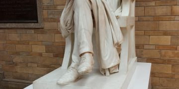 Statue of Charles Darwin 2.jpg