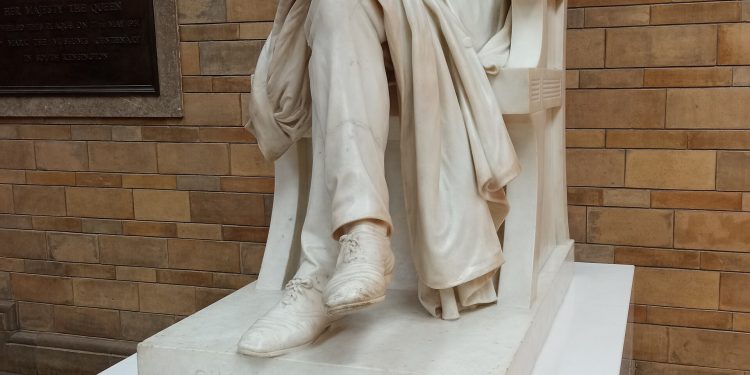 Statue of Charles Darwin 2.jpg
