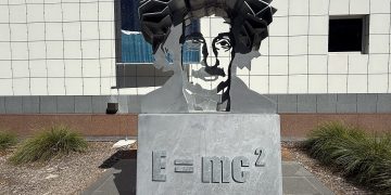 Einstein Sculpture, Questacon, January 2026 04.jpg