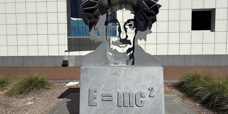 Einstein Sculpture, Questacon, January 2026 04.jpg