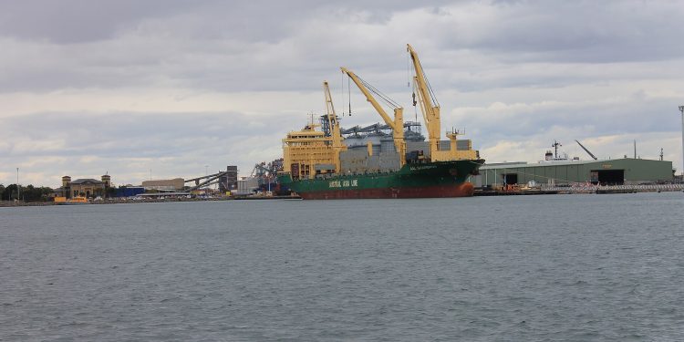 AAL Shanghai moored in Newcastle Harbour, New South Wales, in 2015 (21946615609).jpg